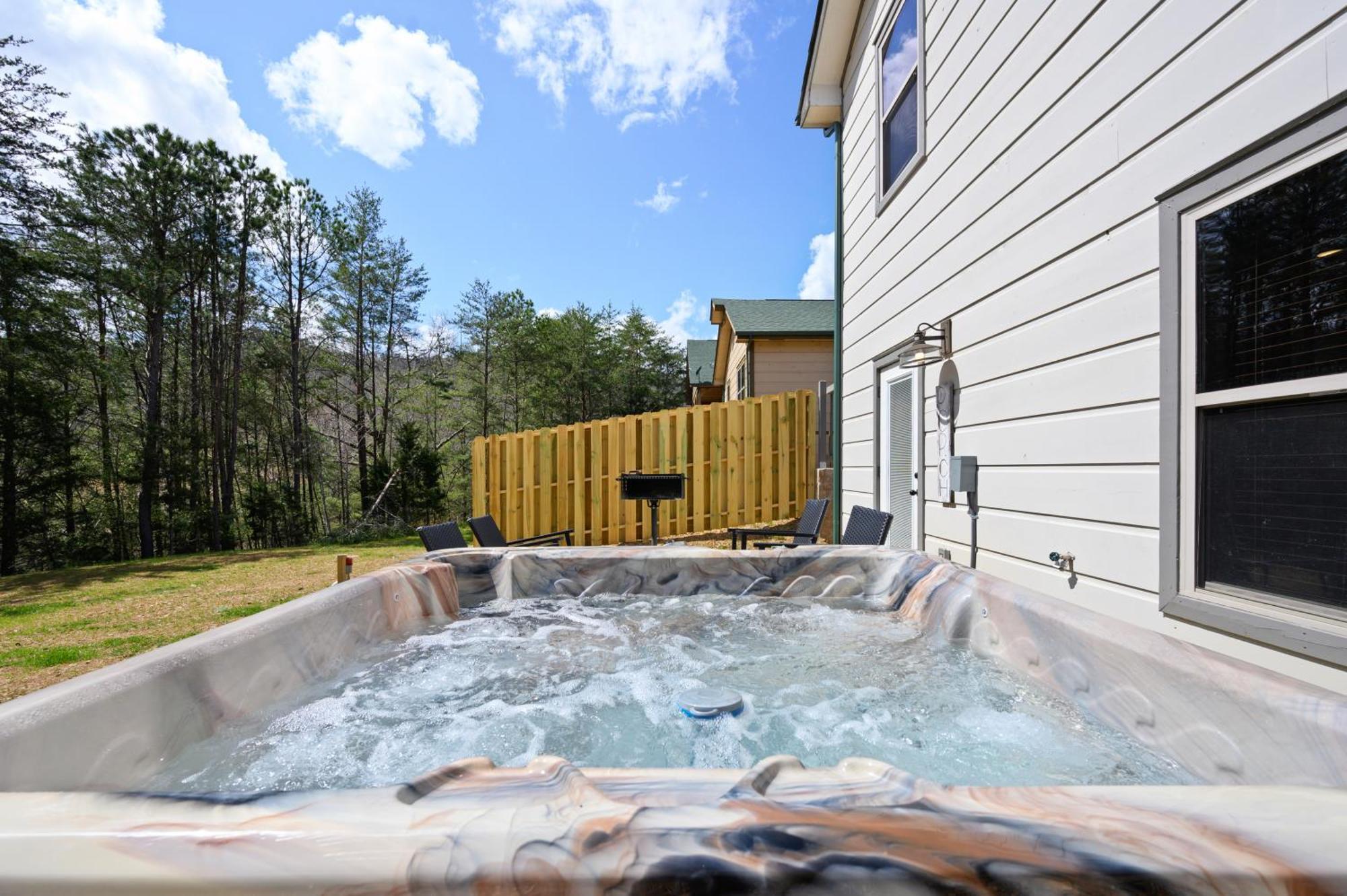 Luxury 3-Br Cabin Minutes From Parkway With Game Room And Hot Tub Pigeon Forge Exterior photo