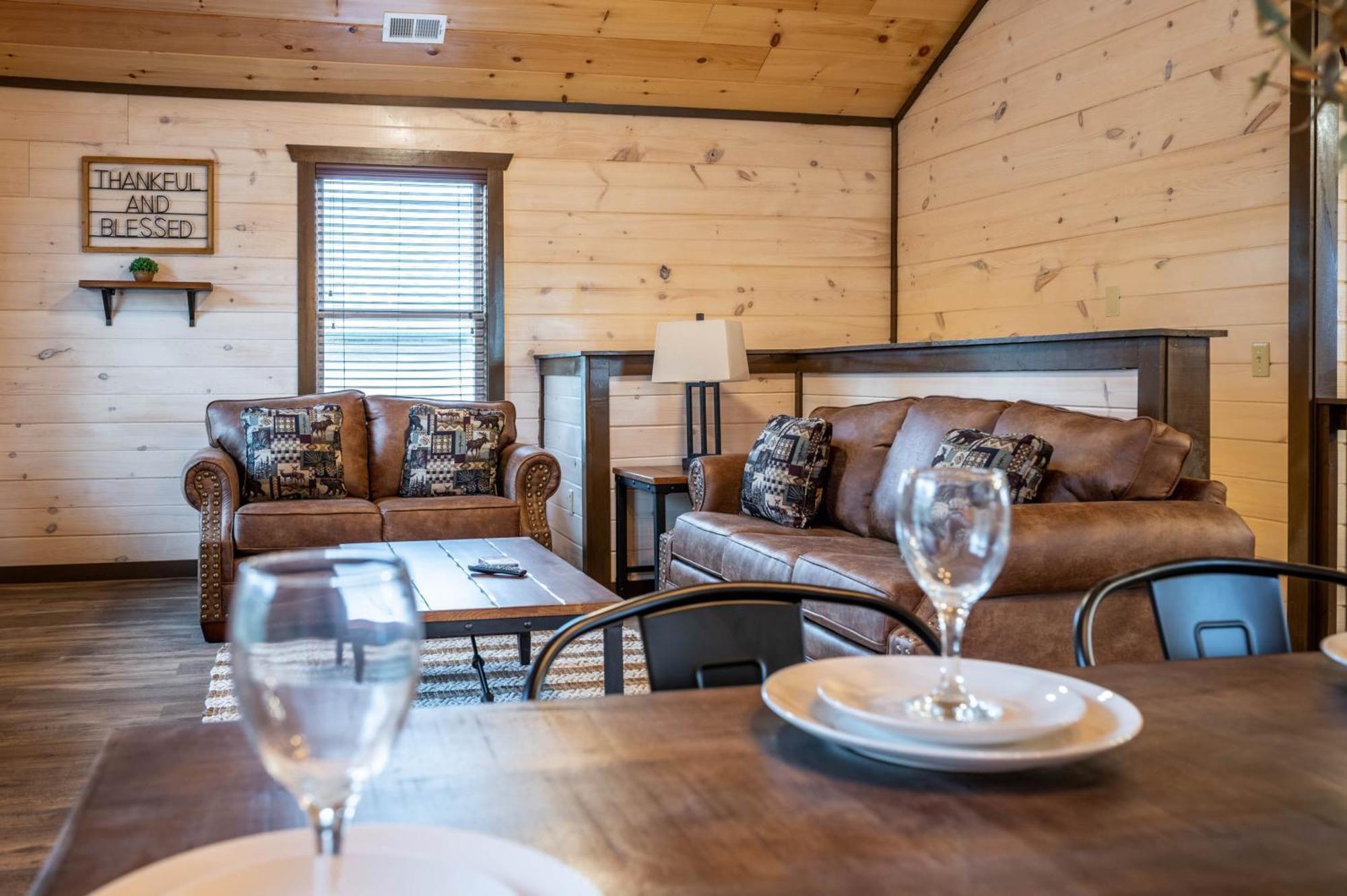 Luxury 3-Br Cabin Minutes From Parkway With Game Room And Hot Tub Pigeon Forge Exterior photo