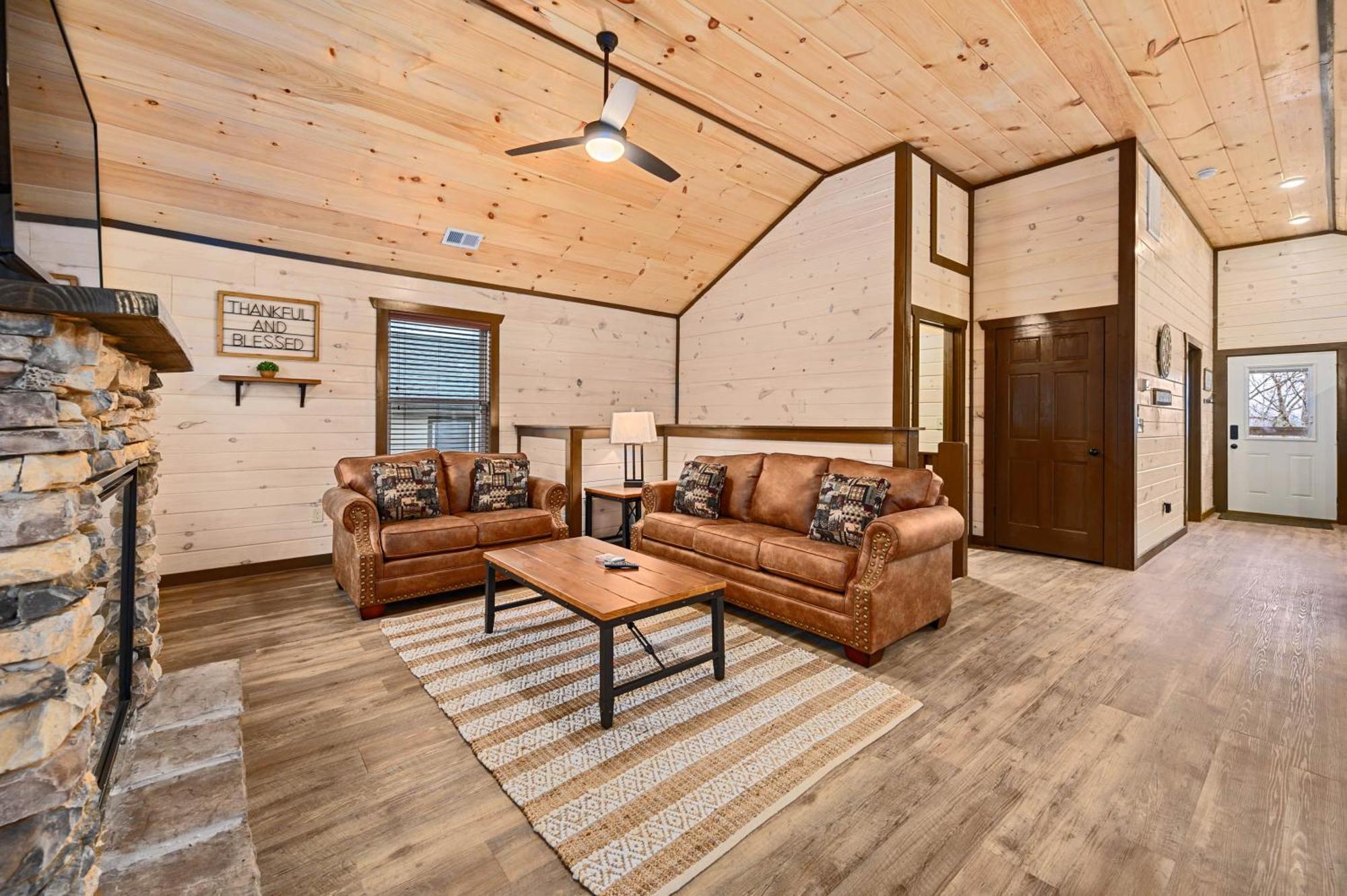 Luxury 3-Br Cabin Minutes From Parkway With Game Room And Hot Tub Pigeon Forge Exterior photo