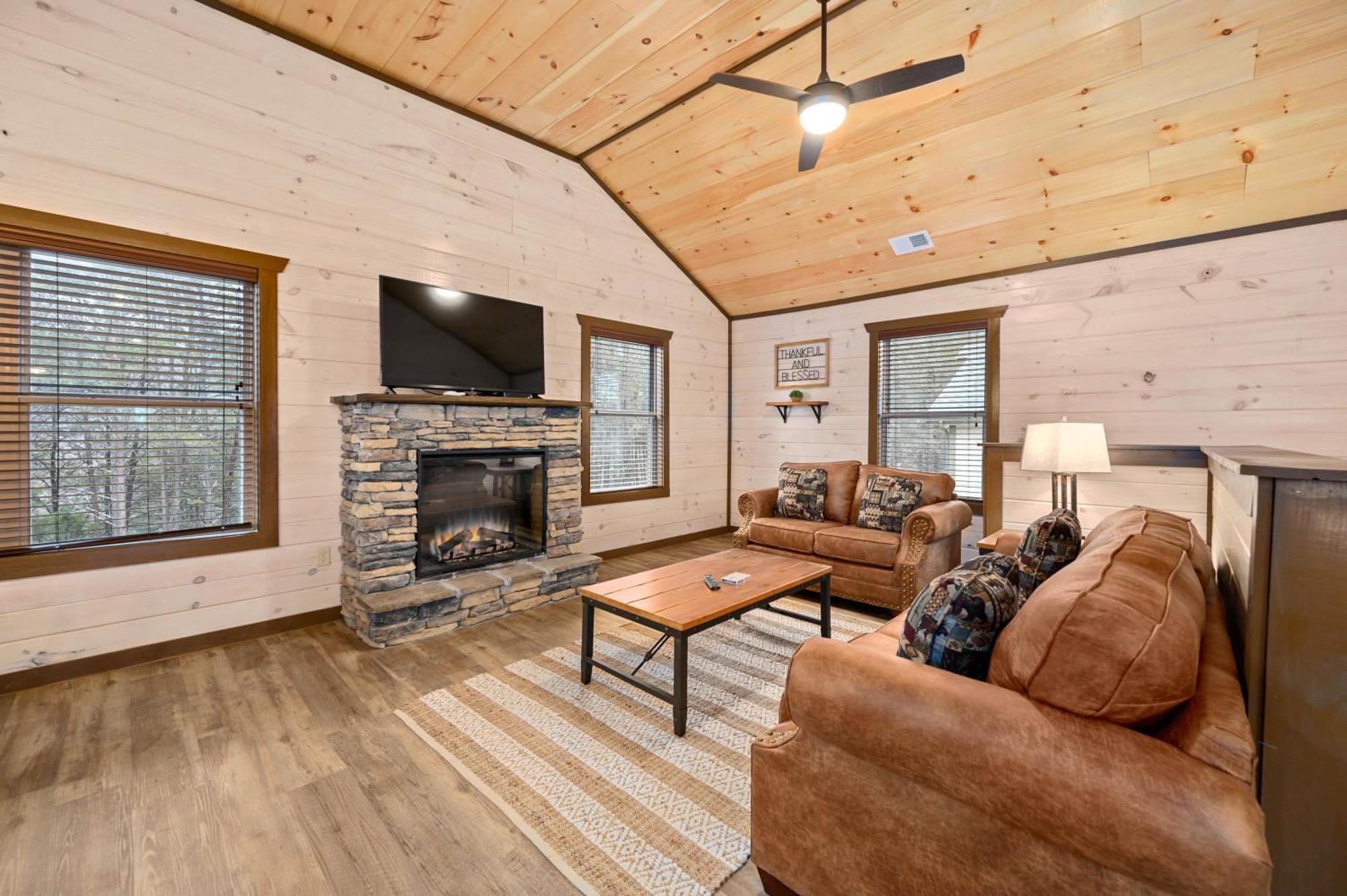 Luxury 3-Br Cabin Minutes From Parkway With Game Room And Hot Tub Pigeon Forge Exterior photo